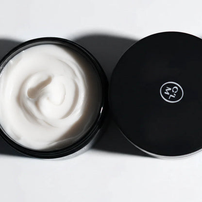 Plaukus stiprinantis ir apsaugantis nuo karščio rinkinys