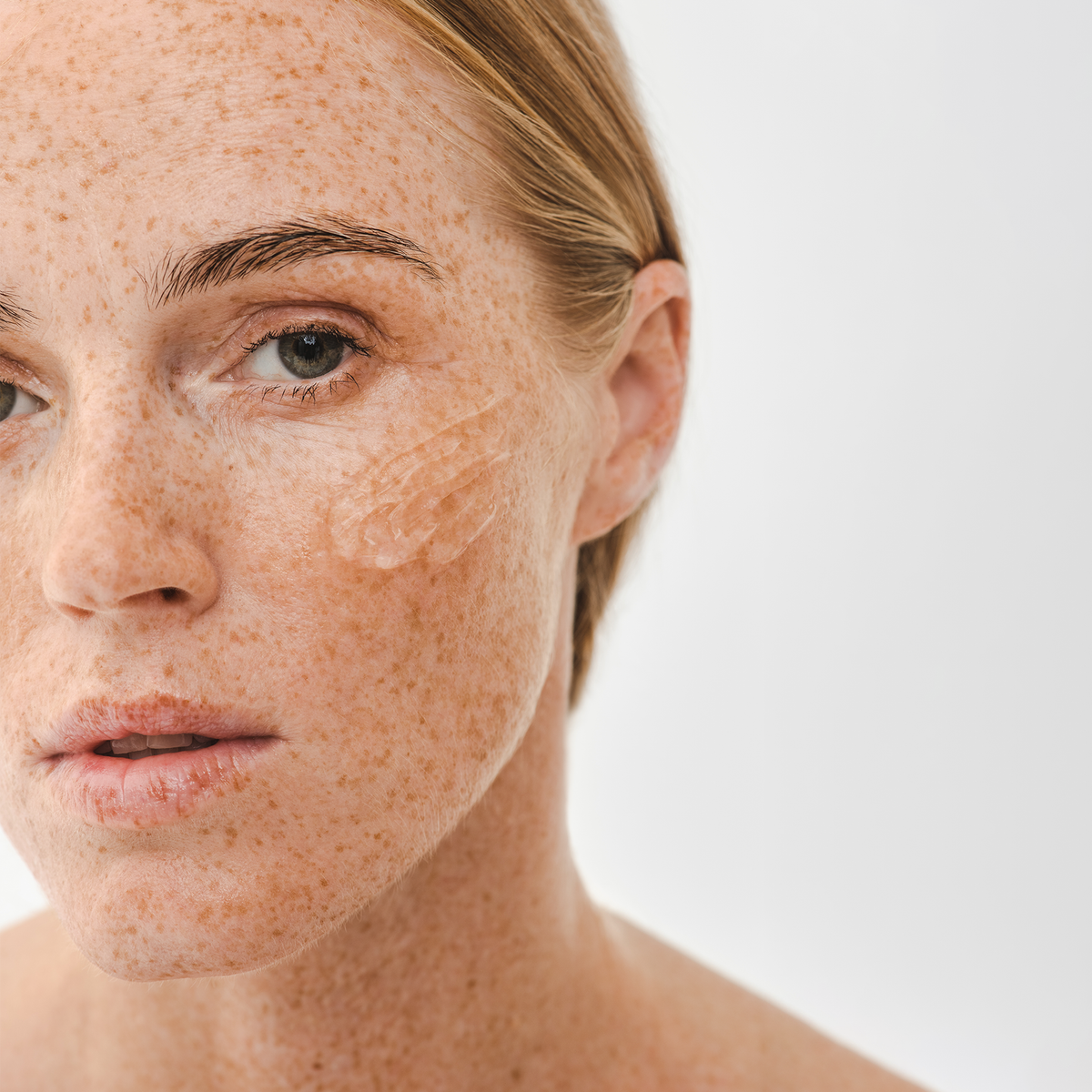 Dovana 🎁 Intensyviai drėkinantis veido ir kaklo serumas